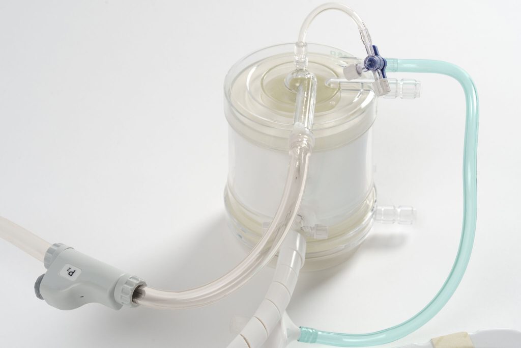 Detail of the oxygenator and connections of the Extra Corporeal Membrane Oxygenation circuit