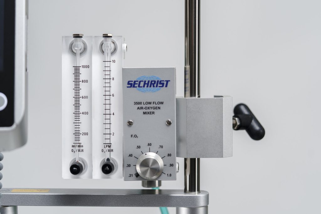 Air-oxygen mixing and flow control module